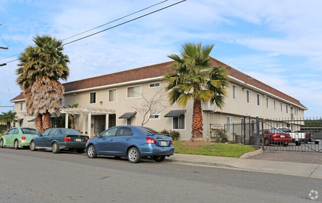 Tehama Palms Apartment photo 2