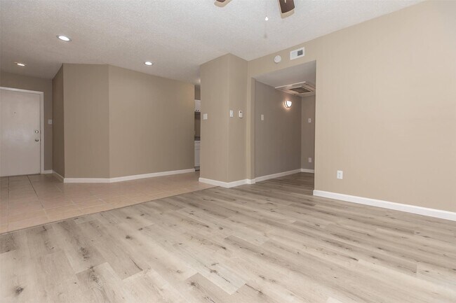 9707 Timberside Dr Houston, TX 77025 photo 2