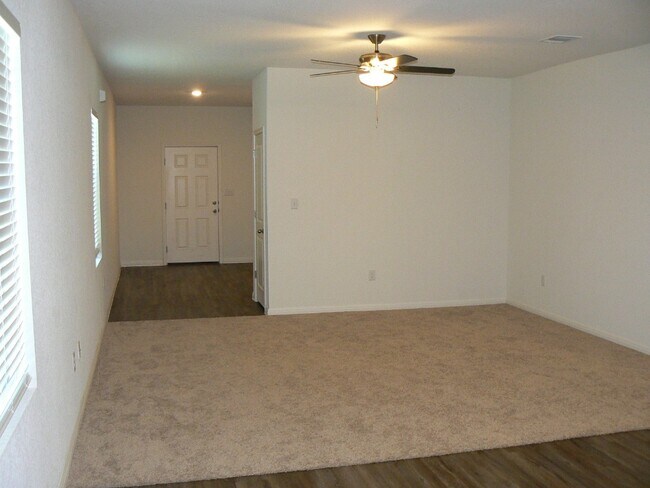 200 Woodpecker Run Jarrell, TX 76537 photo 3
