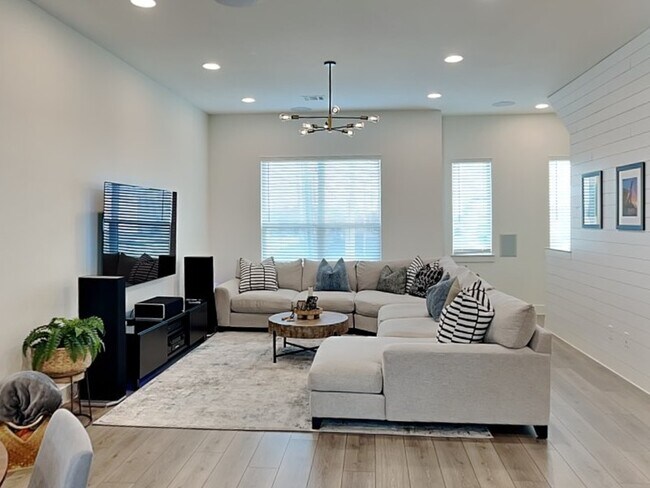 1733 West Cantey Street, Fort Worth, TX 76110 photo 2