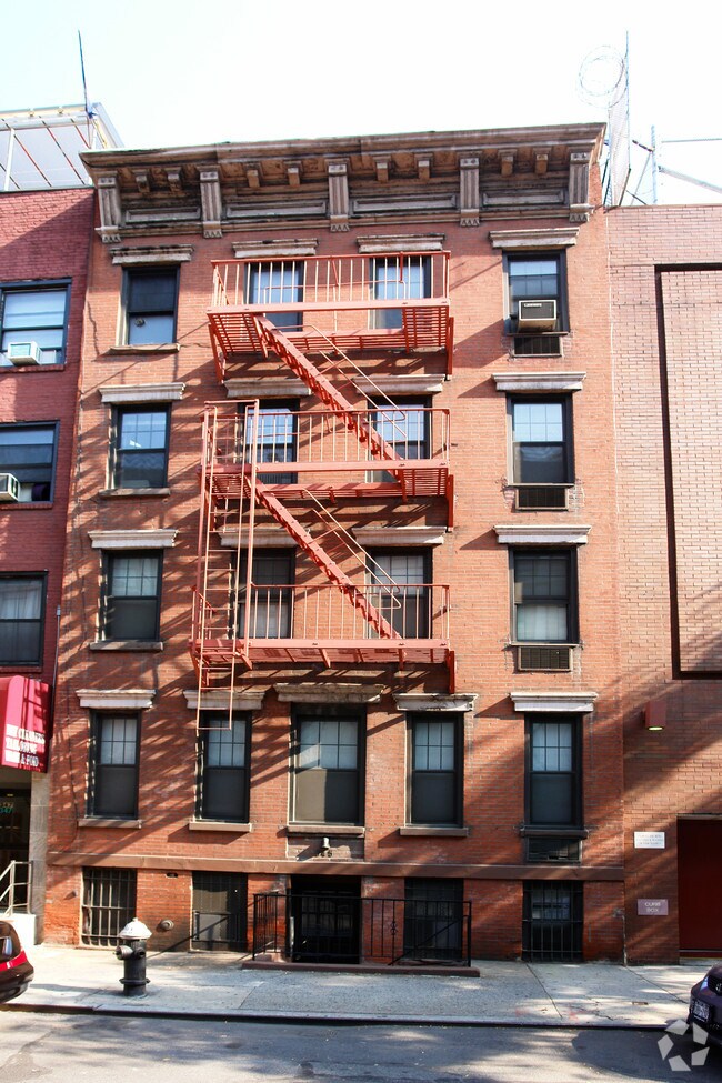 345 W 53rd St New York, NY 10019 photo 4
