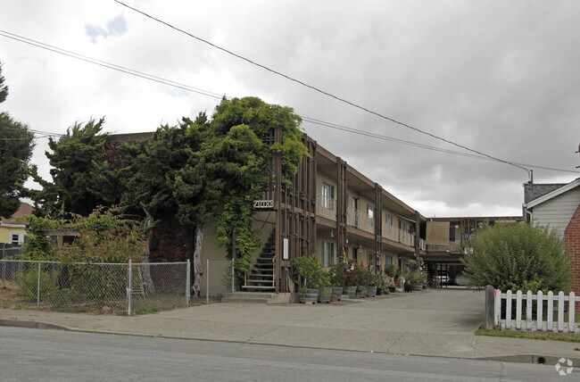 Wisteria Apartments photo 2