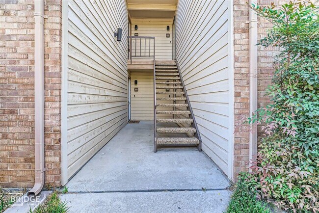 16301 Ledgemont Ln Addison, TX 75001 photo 2