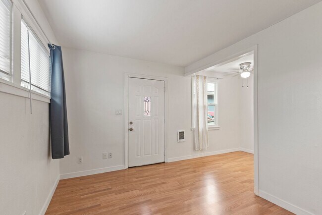 4025 La Salle St San Diego, CA 92110 photo 3