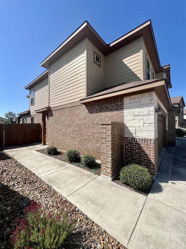 374 Creekside Curve New Braunfels, TX 78130 photo 4