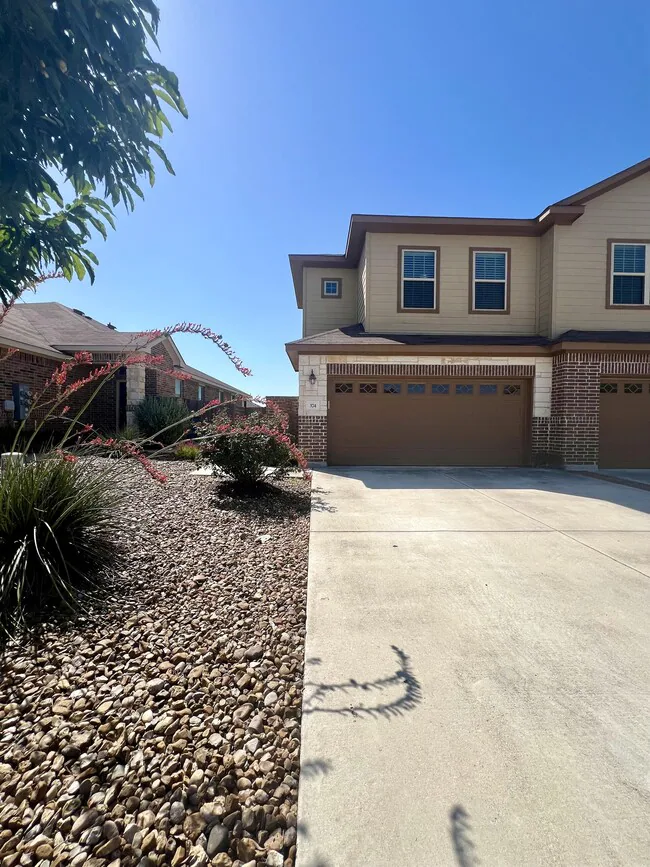 374 Creekside Curve New Braunfels, TX 78130 photo 2