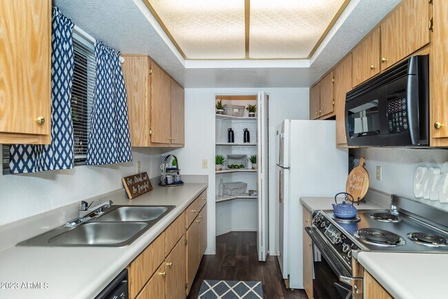 6445 S Maple Ave Tempe, AZ 85283 photo 4