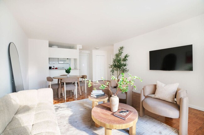350 W 43rd St New York, NY 10036 photo 3