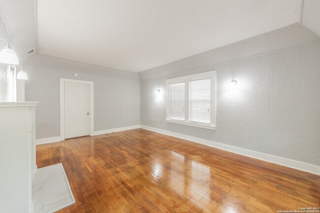 527 Fulton Ave San Antonio, TX 78212 photo 3