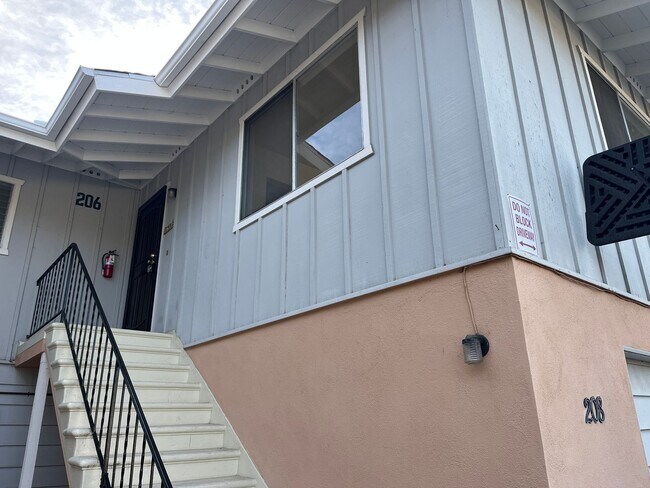 206-210 Vista Glen Ln Vista, CA 92084 photo 2