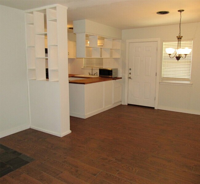 1200 Brentwood St Austin, TX 78757 photo 2