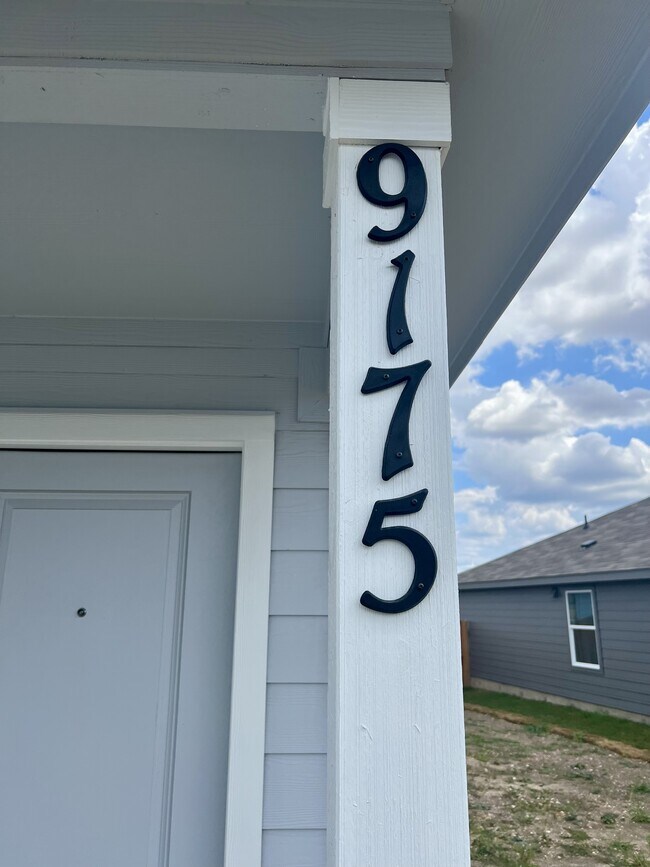 9175 Trails End Seguin, TX 78155 photo 2