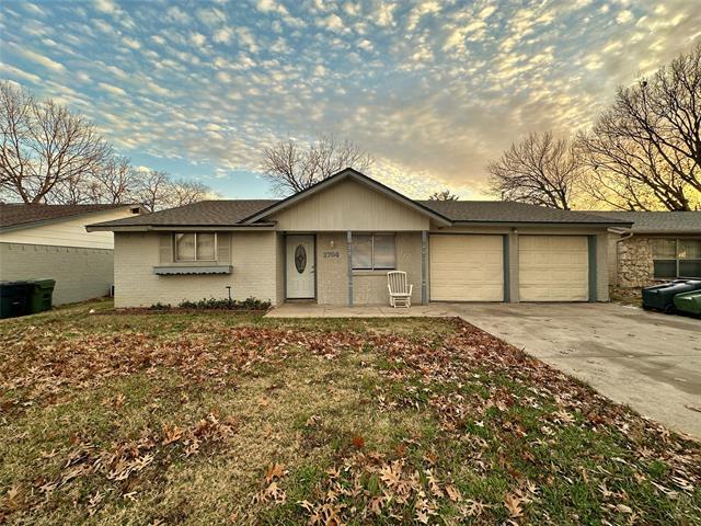 2704 Buena Vista Dr Arlington, TX 76010 photo 2