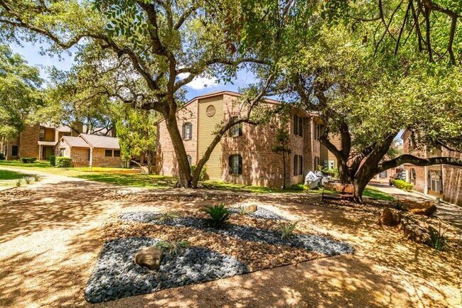 2650 Thousand Oaks Dr San Antonio, TX 78232 photo 2