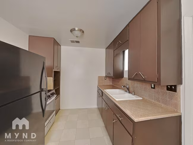 9233 N 14th St Phoenix, AZ 85020 photo 4