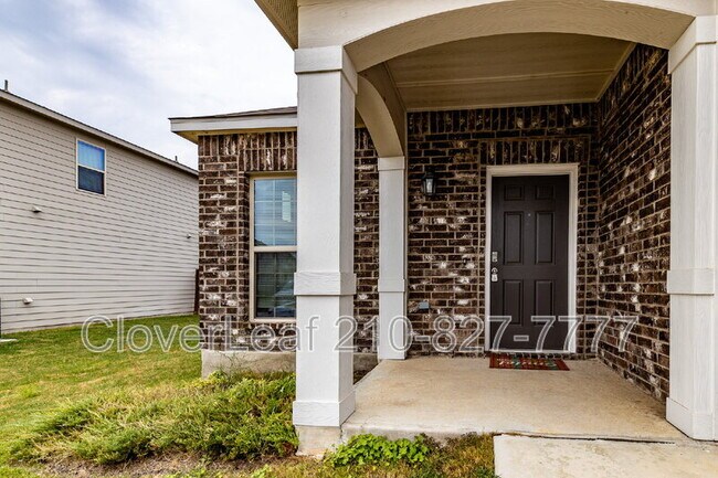 720 Red Barn Bnd New Braunfels, TX 78130 photo 4
