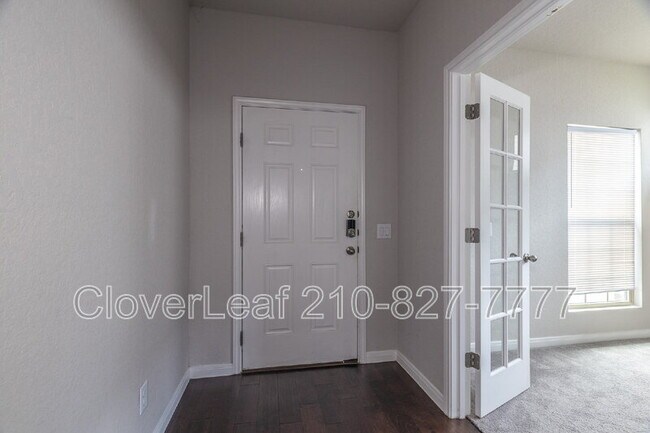 720 Red Barn Bnd New Braunfels, TX 78130 photo 5