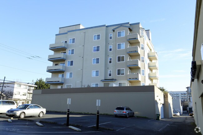 Landmark Apartments photo 5