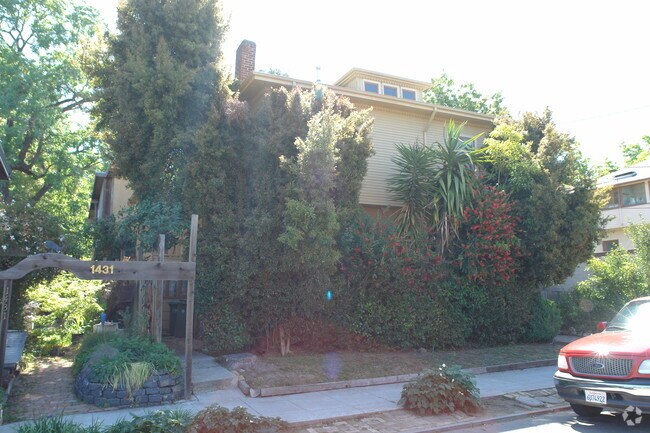 1433 Spruce photo 2