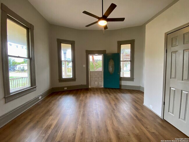 1515 E Southcross San Antonio, TX 78223 photo 3