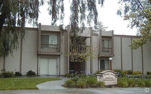 Oak Park Manor photo 2