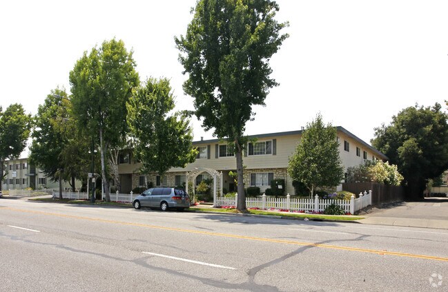Larkspur Woods photo 2