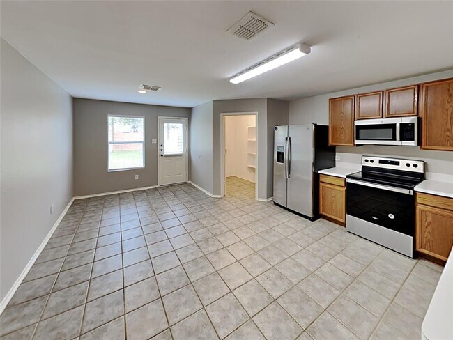 1128 Maplewood Ln Crowley, TX 76036 photo 4