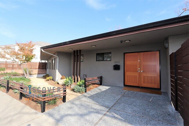 6014 Market St Oakland, CA 94608 photo 2
