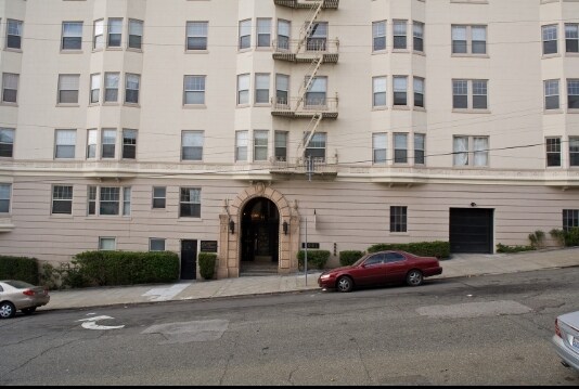 California & Pierce Apartments photo 5