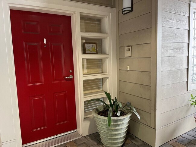 1556 Brunswig Ln Emeryville, CA 94608 photo 2