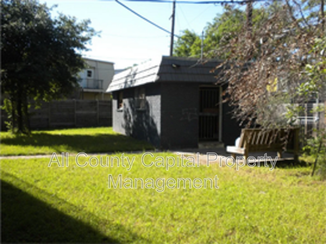 302 Carmen Ct Austin, TX 78752 photo 4