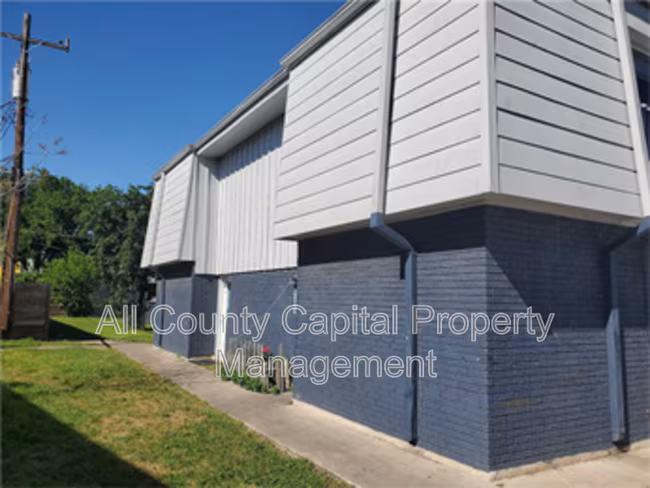 302 Carmen Ct Austin, TX 78752 photo 2