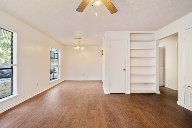 2-story Townhouse Style Apartment In Lockhart photo 3