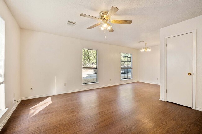 2-story Townhouse Style Apartment In Lockhart photo 2