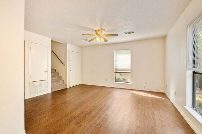 2-story Townhouse Style Apartment In Lockhart photo 5