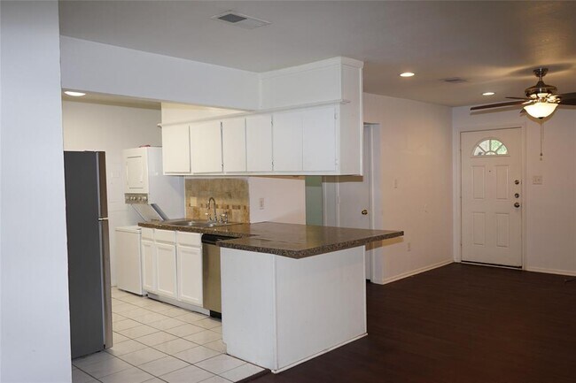 2207 Landmark Ct Arlington, TX 76013 photo 3