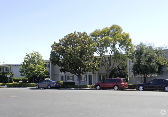 Poplar Plaza photo 2