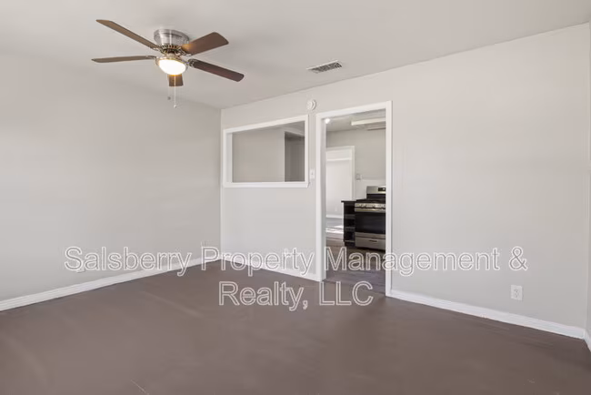 320 NE 31st St Grand Prairie, TX 75050 photo 5