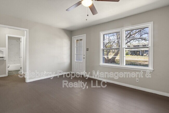 320 NE 31st St Grand Prairie, TX 75050 photo 4