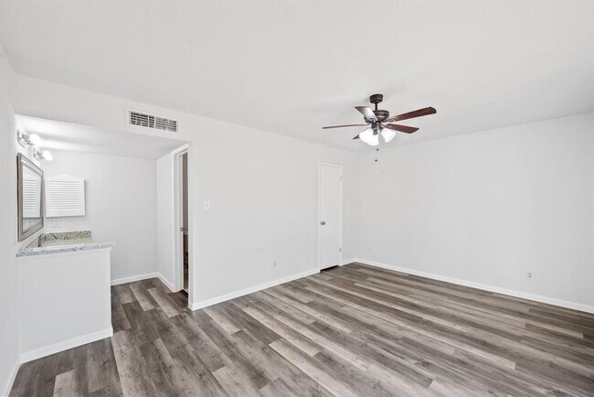 2215 Overbrook Drive, Arlington, TX 76014 photo 5