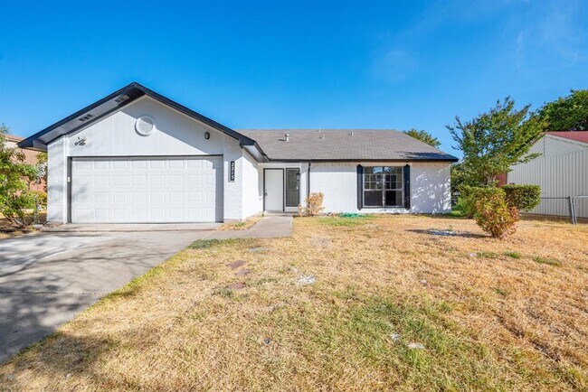 2215 Overbrook Drive, Arlington, TX 76014 photo 2