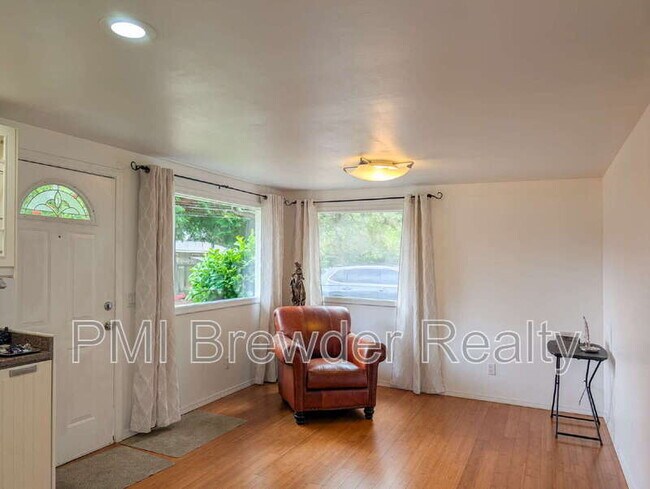525 Madison St Everett, WA 98203 photo 2