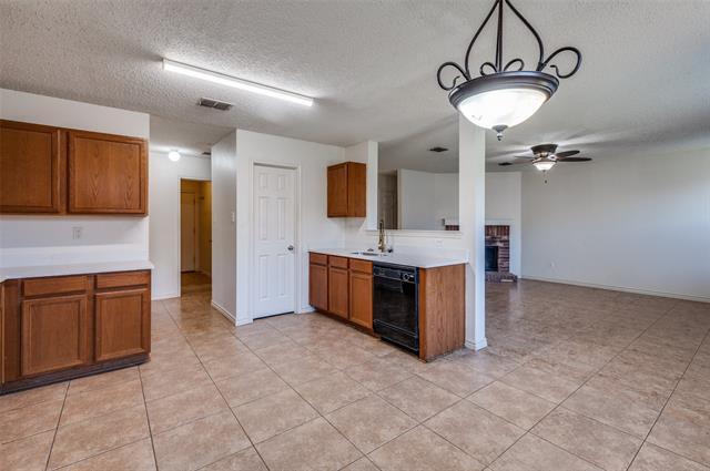8402 Olivia Meadow Dr Arlington, TX 76002 photo 5
