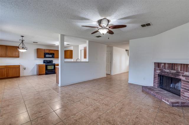 8402 Olivia Meadow Dr Arlington, TX 76002 photo 3