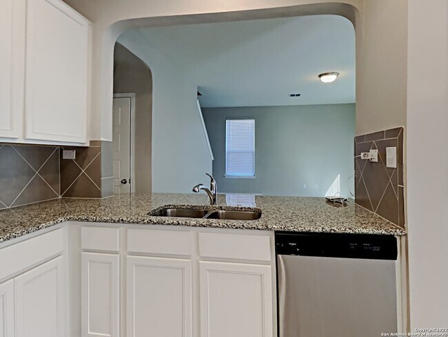 1314 Hummingbird San Antonio, TX 78245 photo 3