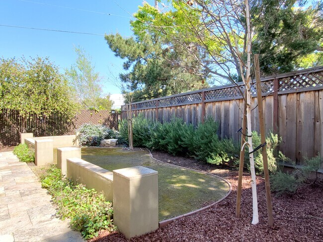 Laurel Place Apts photo 3