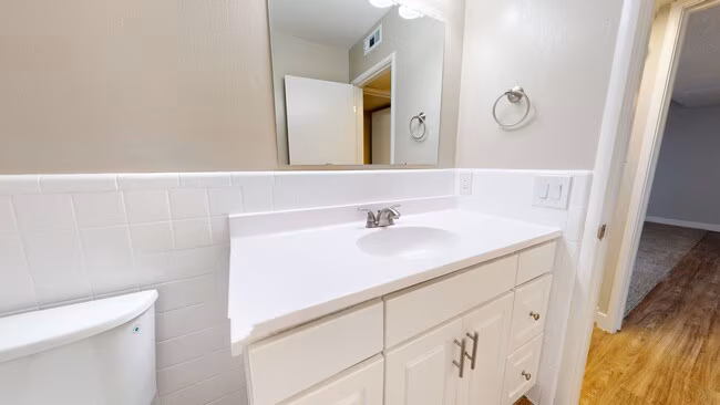 Holiday Gardens Apartments photo 5