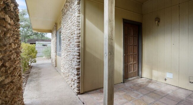 906 Hazelton St San Marcos, TX 78666 photo 4