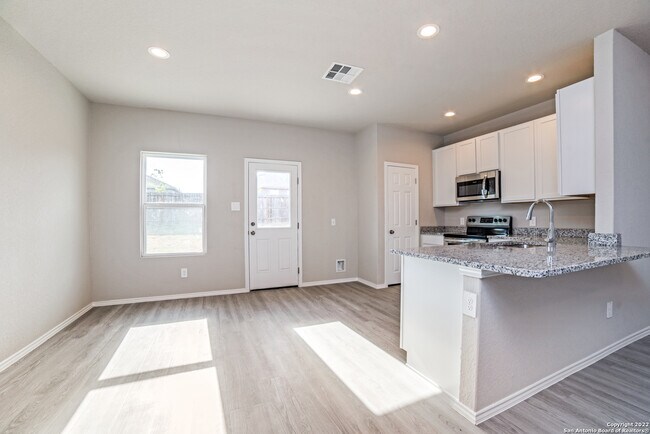 10534 Lateleaf Oak San Antonio, TX 78223 photo 5