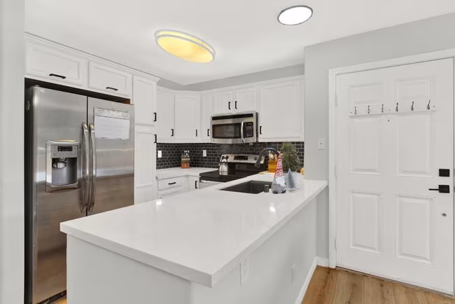 5252 Balboa Arms Dr San Diego, CA 92117 photo 2